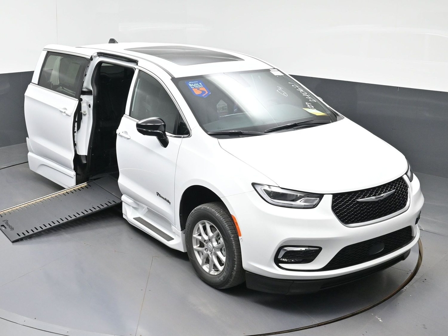 New 2026 Chrysler Pacifica Select Plus - BraunAbility Side Entry Entry In Floor Automatic Ramp
