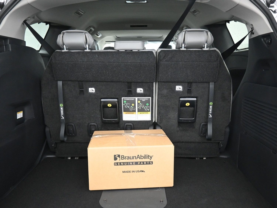 Grey Toyota Sienna image number 11