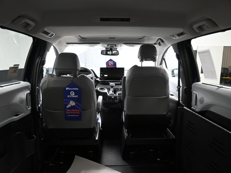 New 2026 Toyota Sienna Hybrid XLE Base - BraunAbility Side Entry Entry Fold Out Automatic Ramp