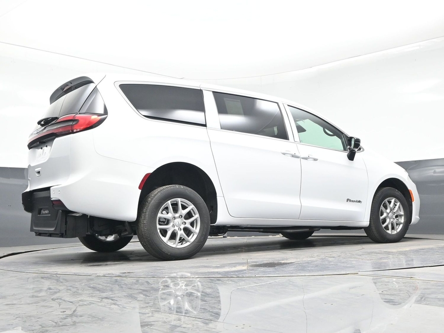 White Chrysler Pacifica image number 20
