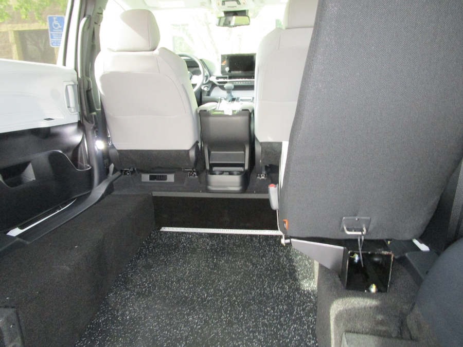 White Toyota Sienna image number 8