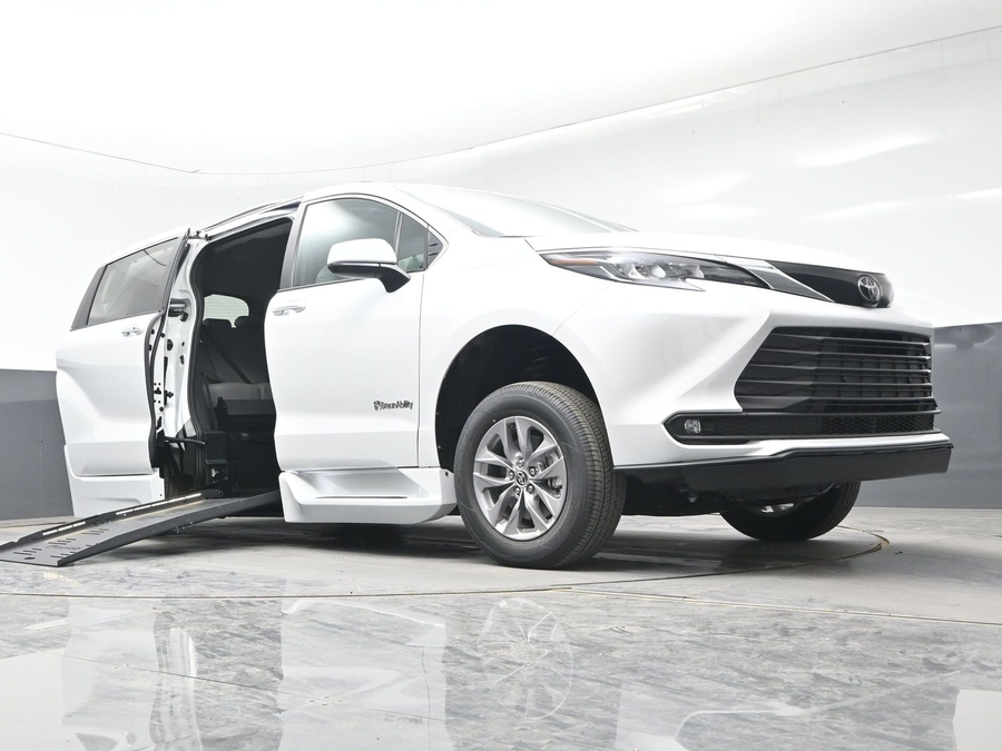 White Toyota Sienna image number 15