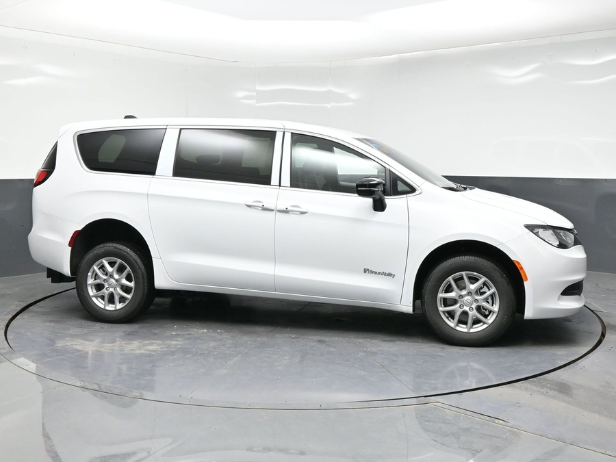 White Chrysler Voyager image number 7