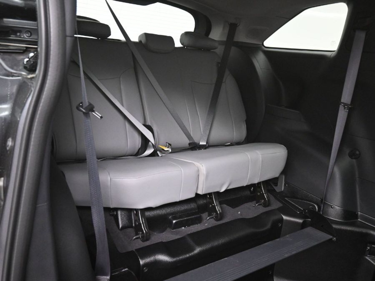 Grey Toyota Sienna image number 6