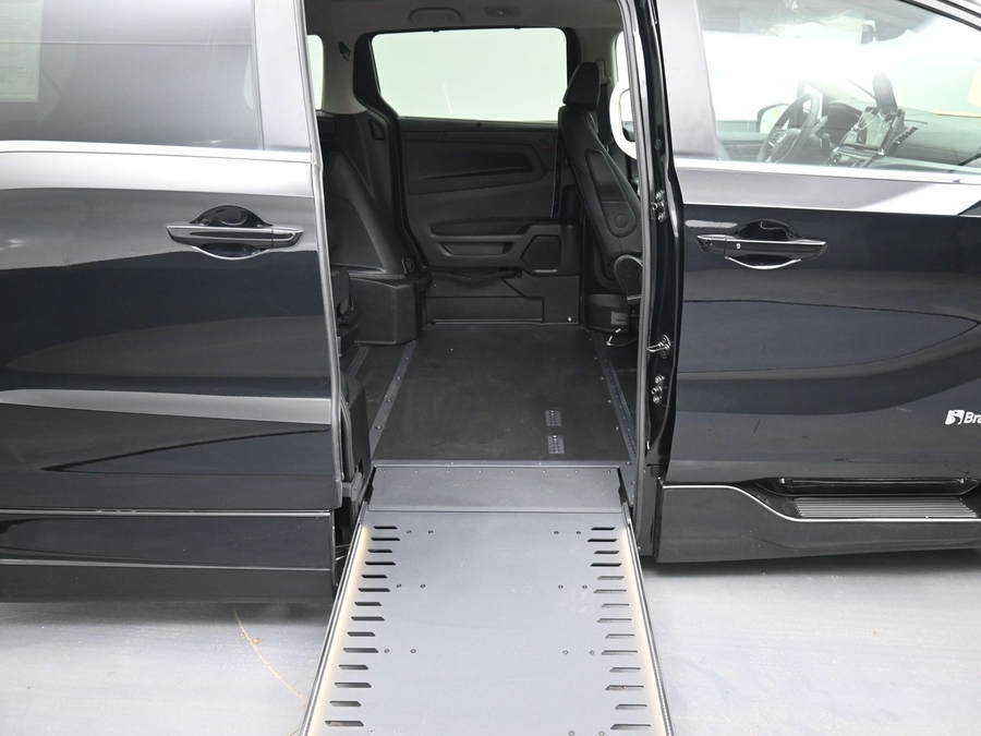 Black Honda Odyssey image number 11