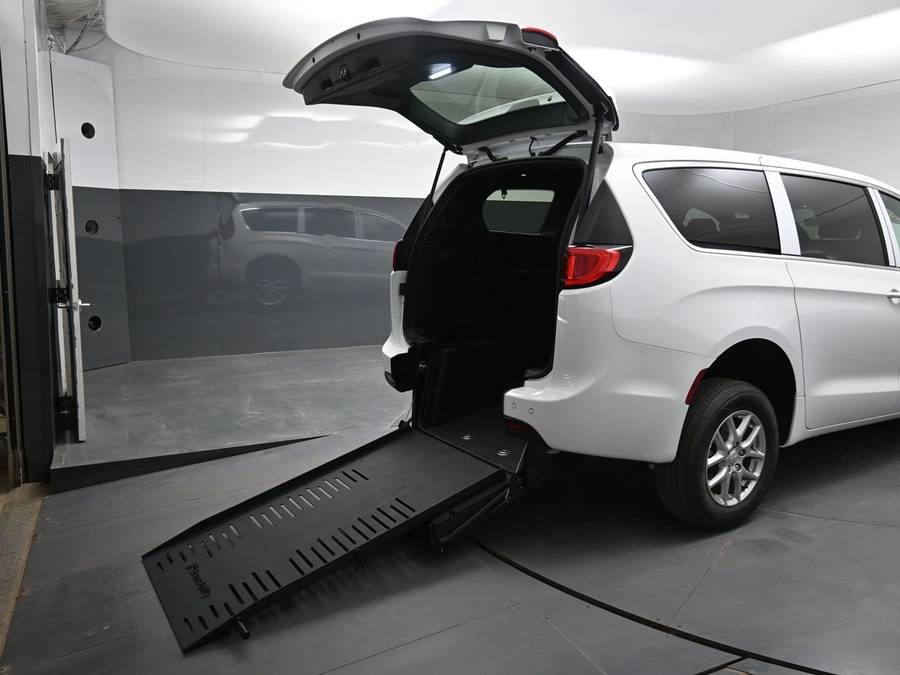 White Chrysler Voyager image number 13