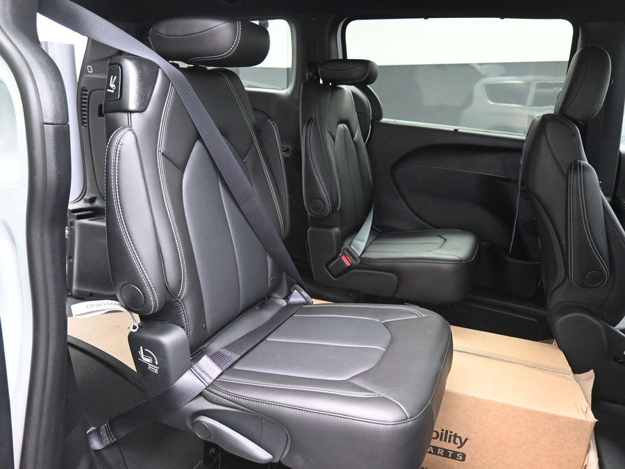 White Chrysler Voyager image number 15