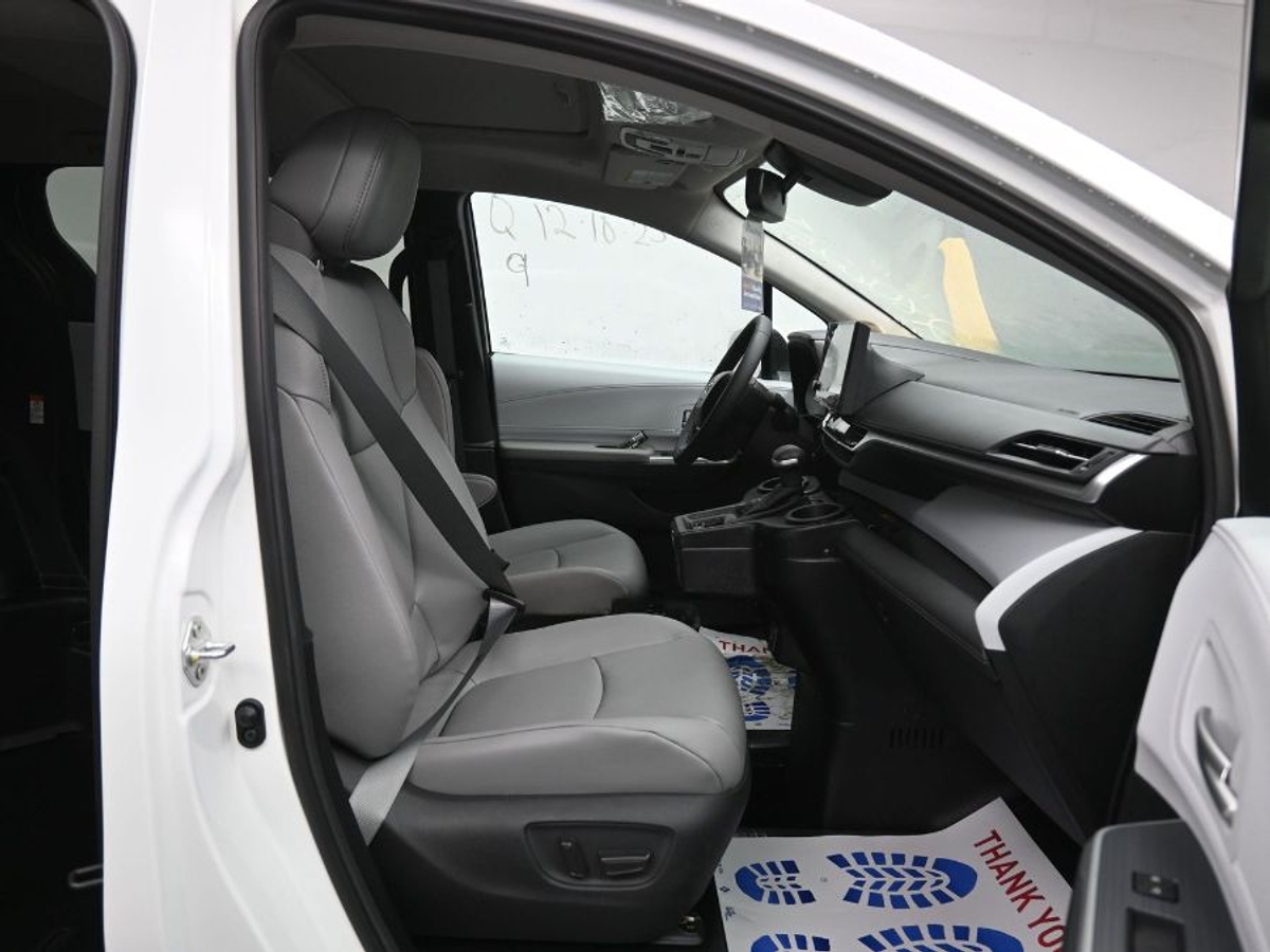 2025 TOYOTA SIENNA - Image 9