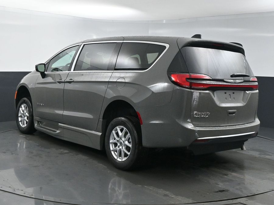 New 2025 Chrysler Pacifica Select Safety - BraunAbility Side Entry Entry Fold Out Automatic Ramp