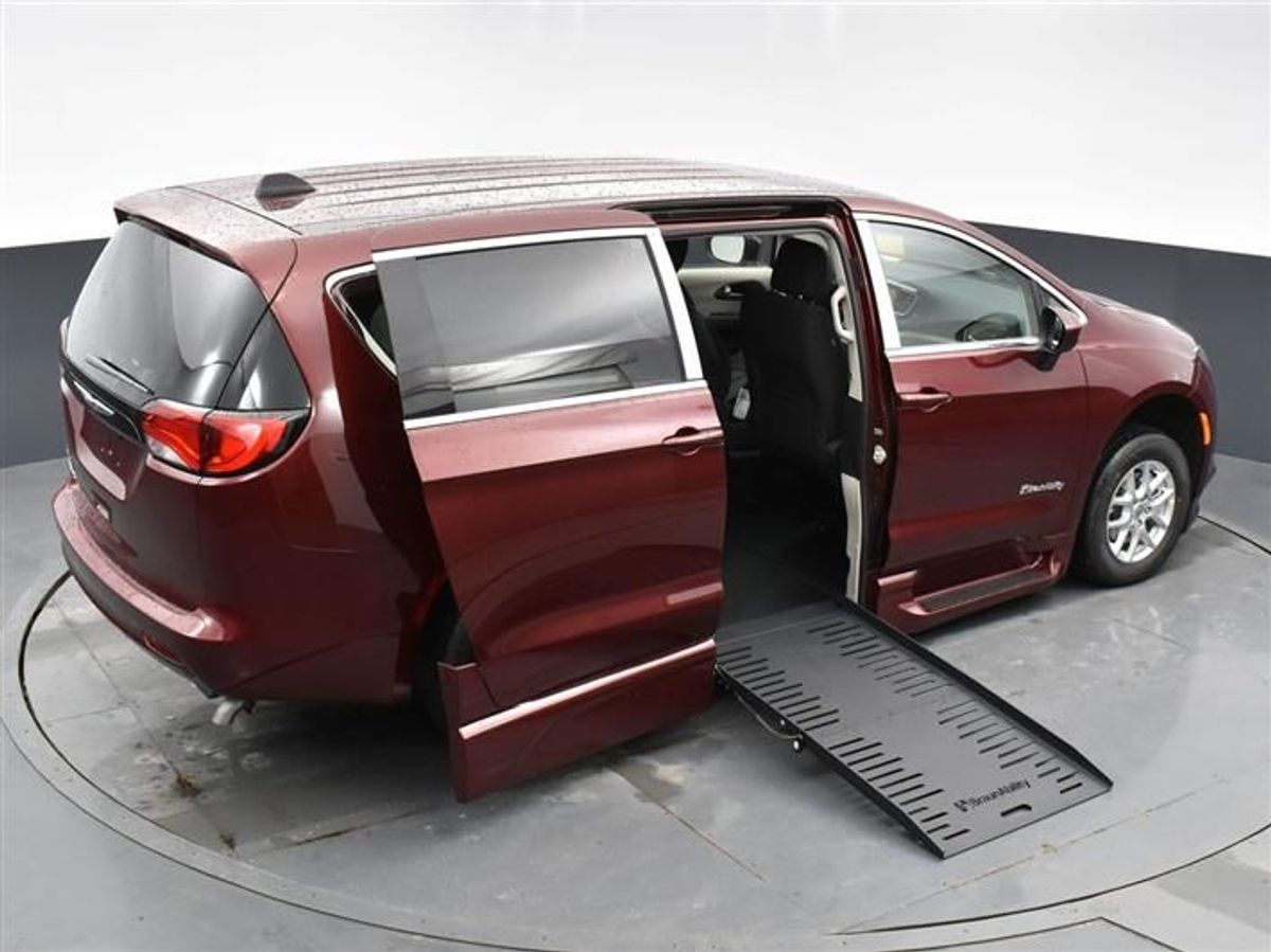 Red Chrysler Voyager image number 6