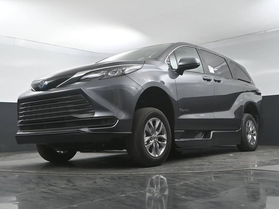 New 2025 Toyota Sienna Hybrid LE - BraunAbility Side Entry Entry Fold Out Automatic Ramp