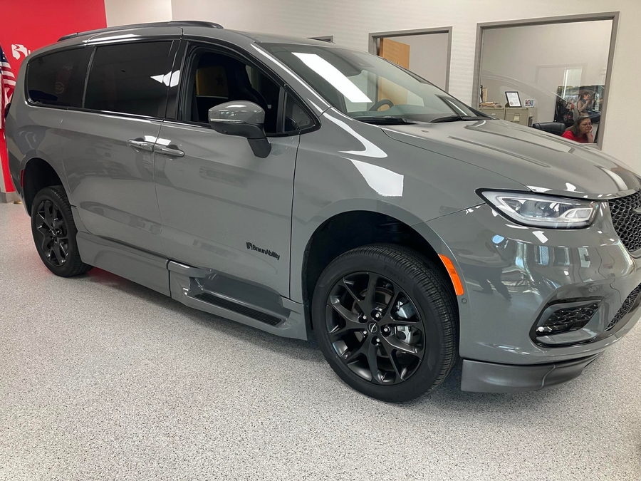 Used 2023 Chrysler Pacifica Touring L - BraunAbility Side Entry Entry Fold Out Automatic Ramp