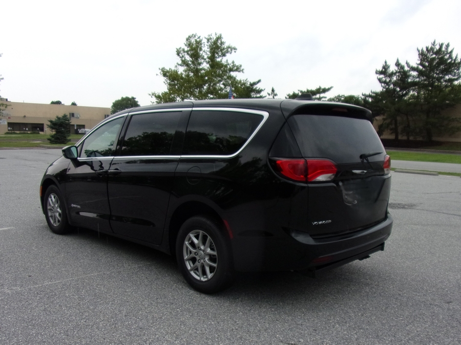 Black Chrysler Voyager image number 3