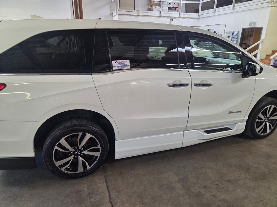 Used 2019 Honda Odyssey Elite - BraunAbility Side Entry In Floor Automatic Ramp