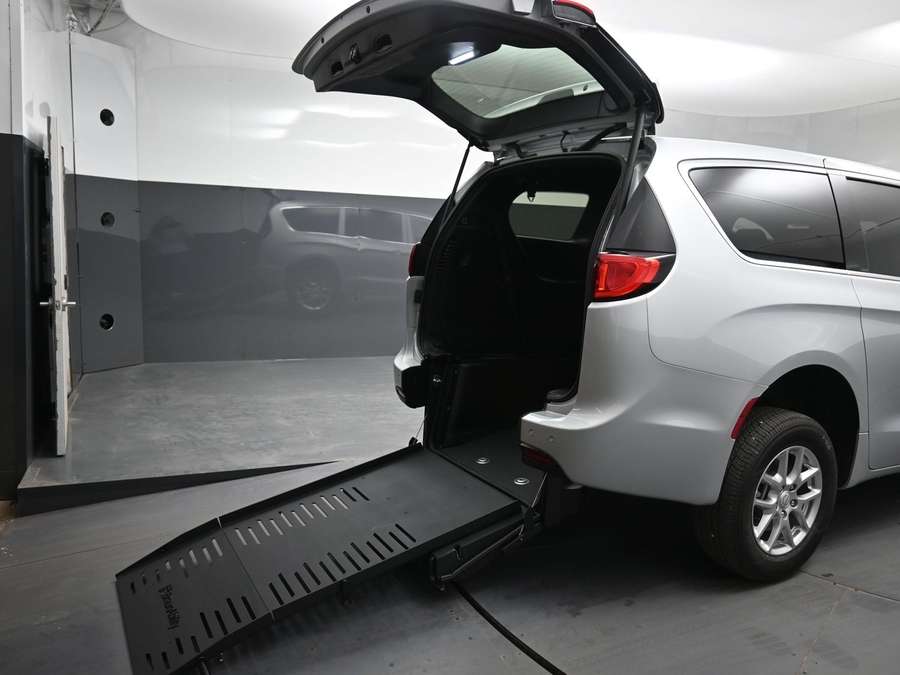 Silver Chrysler Voyager image number 10