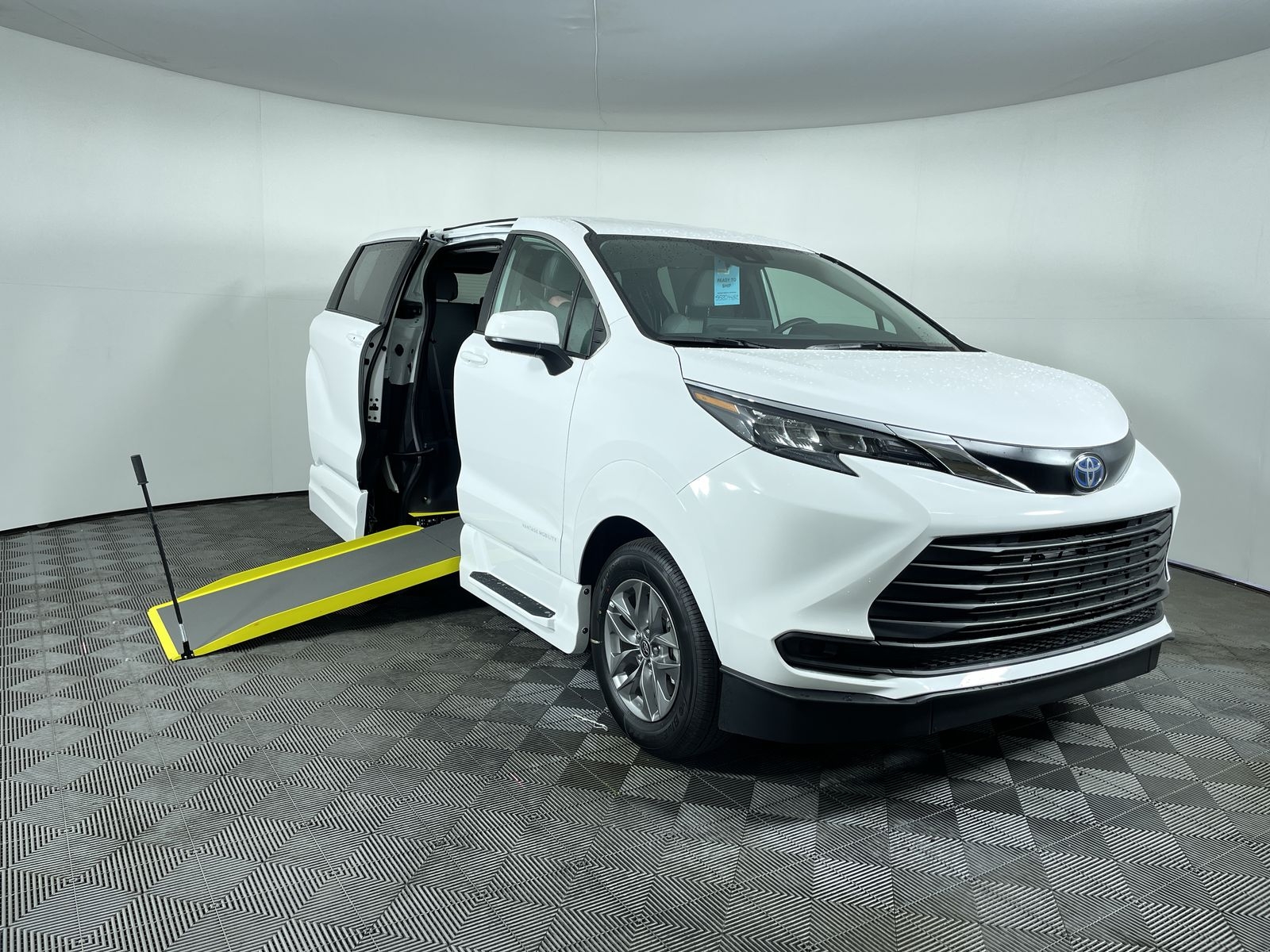 2025 Toyota Sienna LE's photo