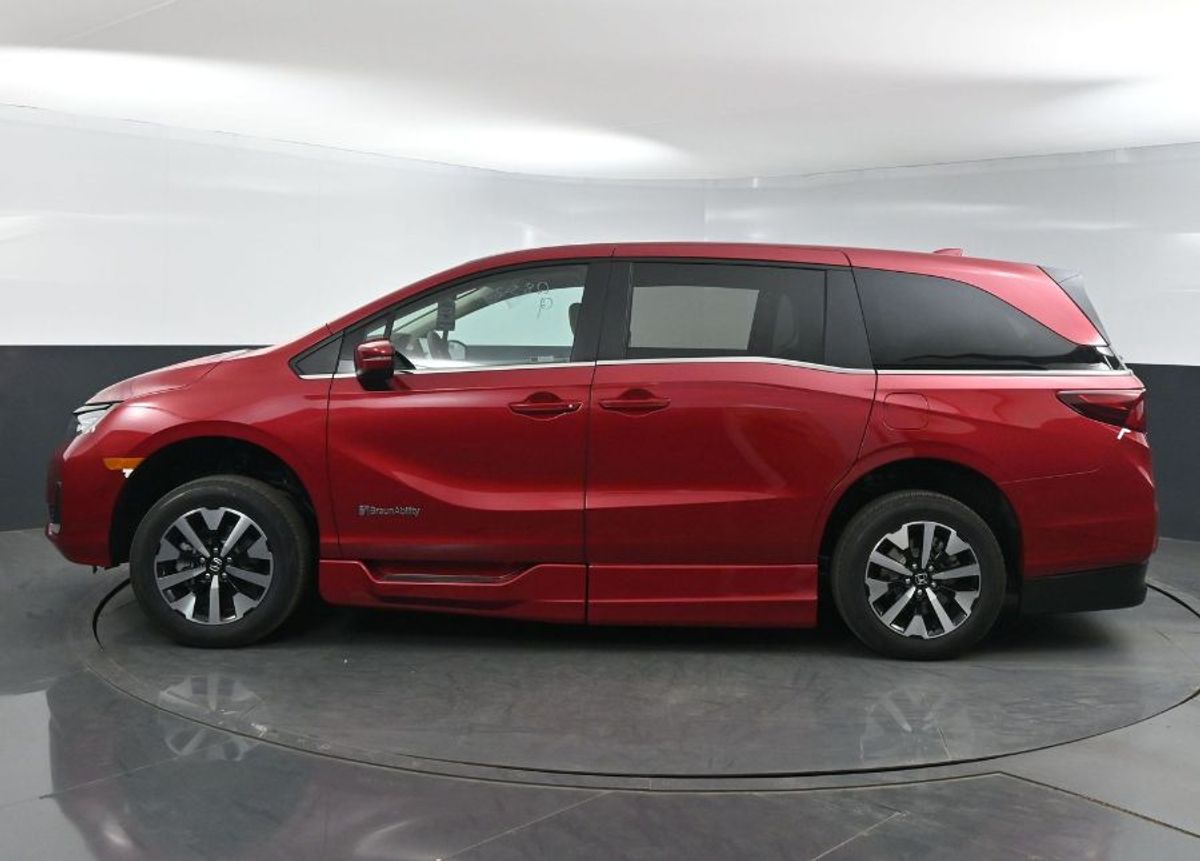 Red Honda Odyssey image number 3