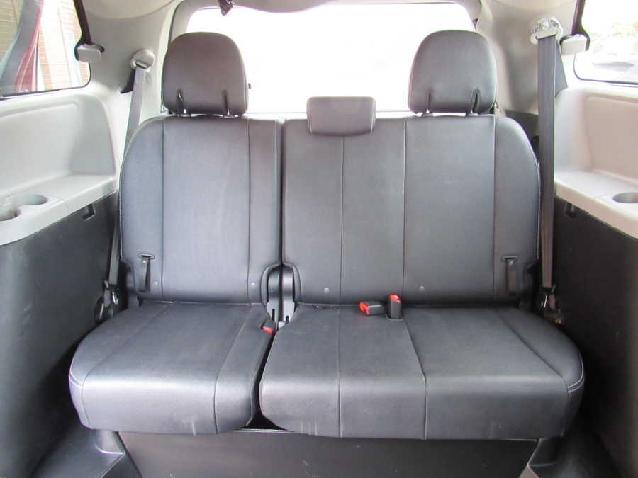 Salsa Red Pearl Toyota Sienna image number 11