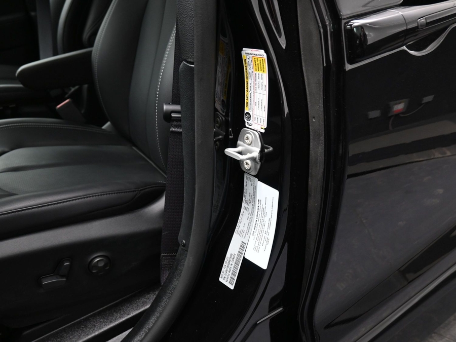 Black Chrysler Pacifica image number 16