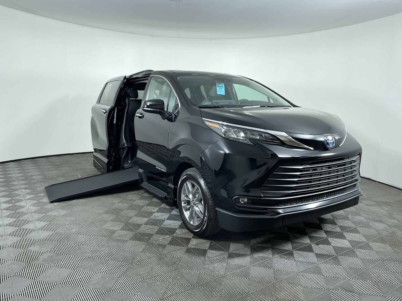 2025 Toyota Sienna FWD XLE Plus