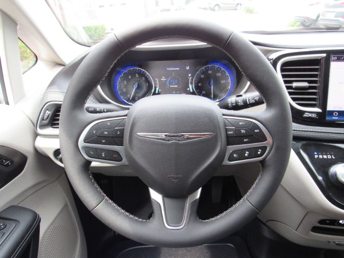 Silver Chrysler Pacifica image number 15