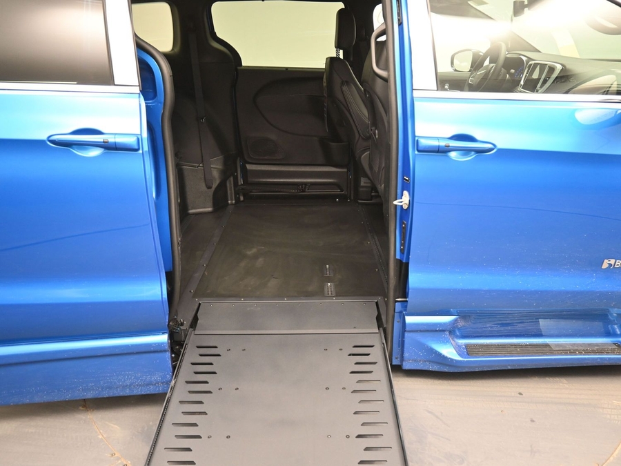 New 2026 Chrysler Pacifica Select Safety - BraunAbility Side Entry Entry In Floor Automatic Ramp
