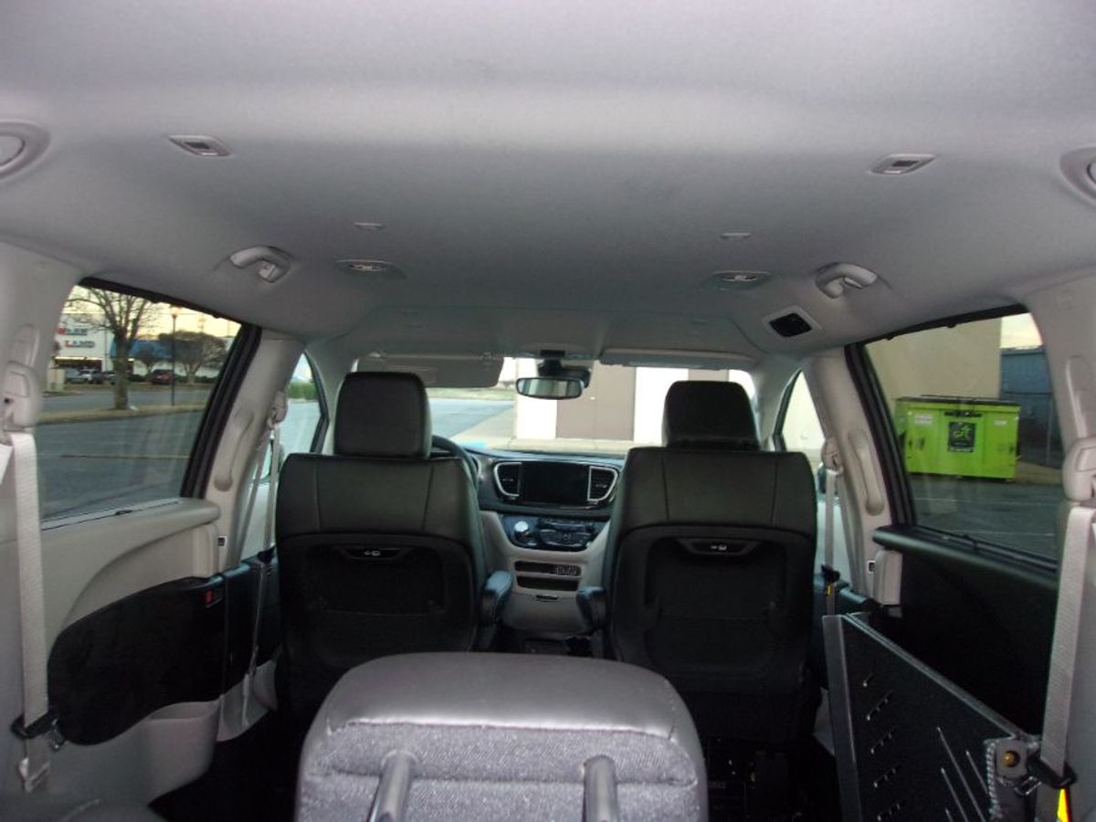 Grey Chrysler Pacifica image number 20