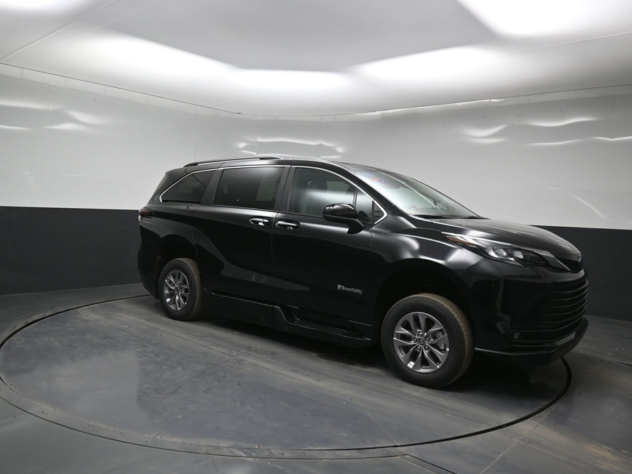 Black Toyota Sienna image number 17
