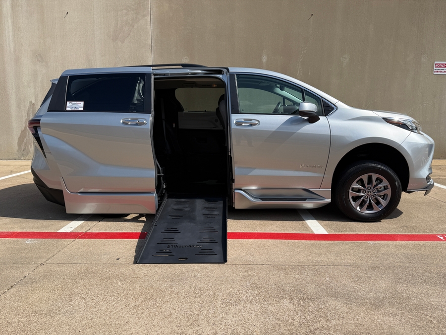 Used 2025 Toyota Sienna Hybrid XLE - BraunAbility Side Entry Entry Fold Out Automatic Ramp