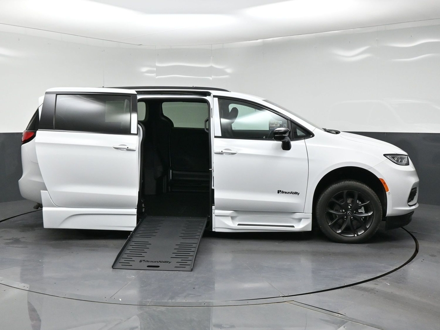 White Chrysler Pacifica image number 7