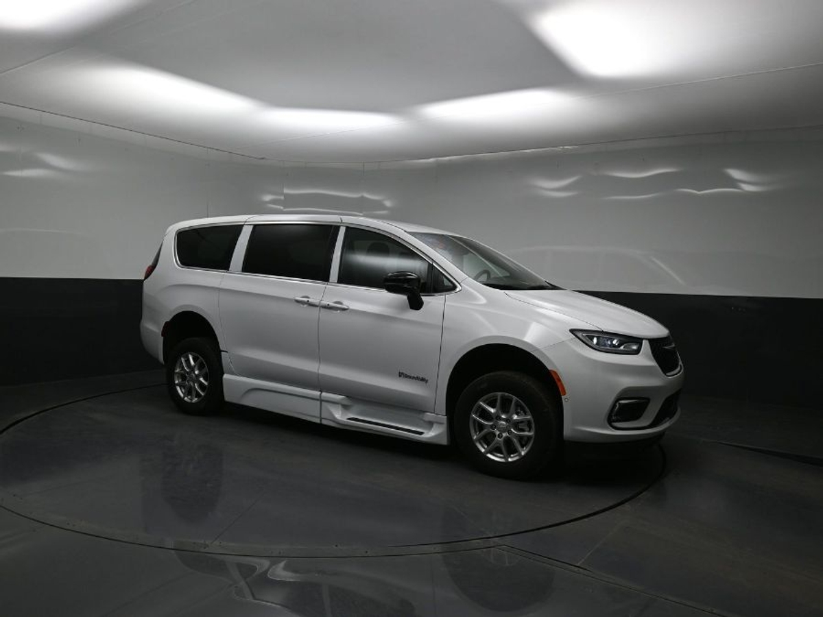 White Chrysler Pacifica image number 17