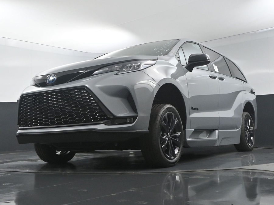 New 2025 Toyota Sienna Hybrid XSE - BraunAbility Side Entry Entry Fold Out Automatic Ramp