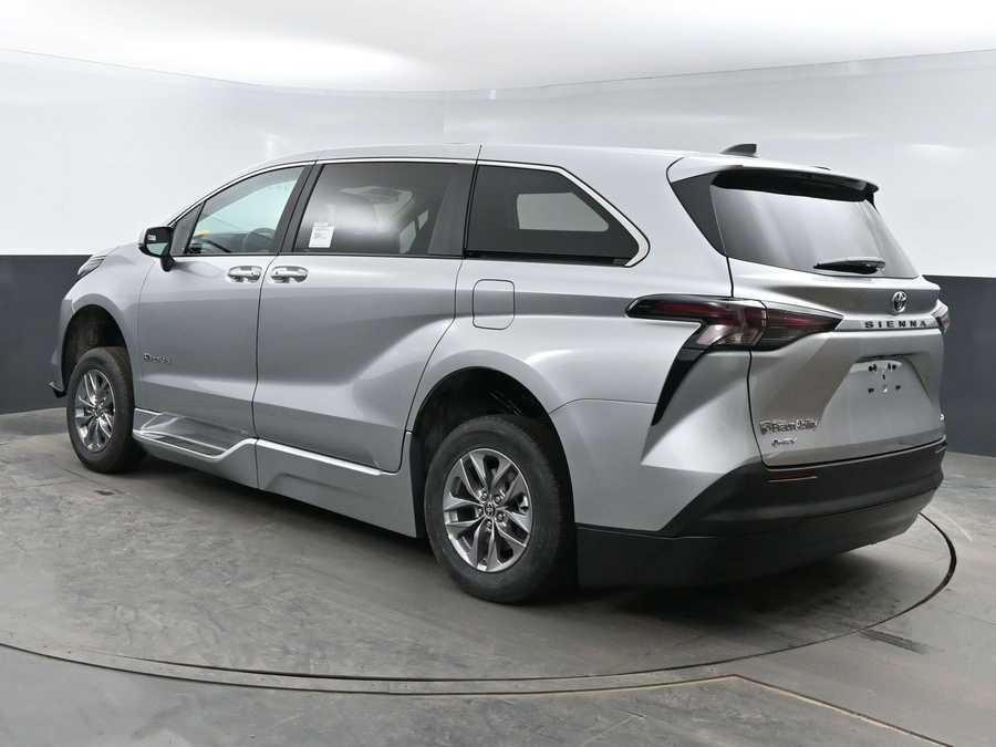 New 2025 Toyota Sienna Hybrid XLE Base - BraunAbility Side Entry Entry Fold Out Automatic Ramp