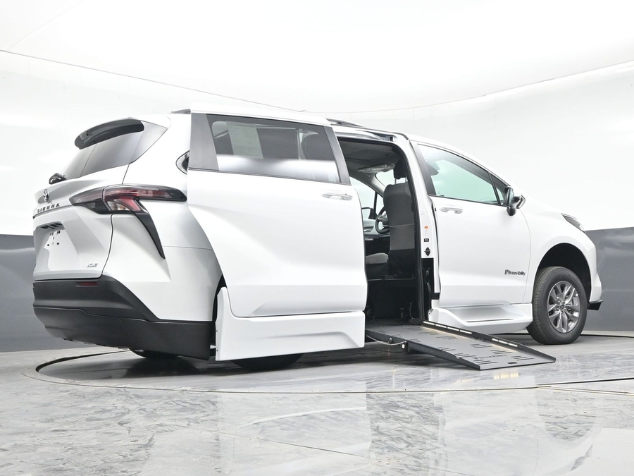 New 2026 Toyota Sienna Hybrid XLE Base - BraunAbility Side Entry Entry Fold Out Automatic Ramp