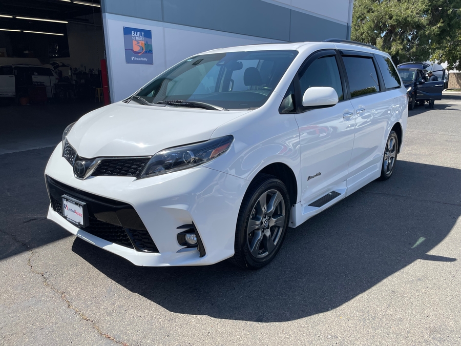 Used 2018 Toyota Sienna SE - BraunAbility Side Entry Entry Fold Out Automatic Ramp