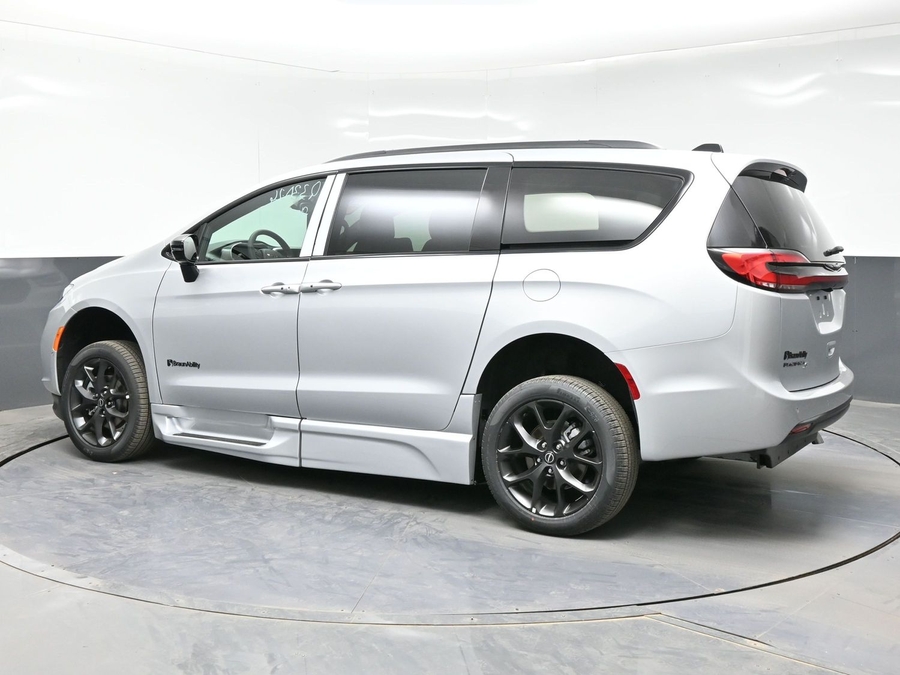 New 2026 Chrysler Pacifica Select Sport - BraunAbility Side Entry In Floor Automatic Ramp
