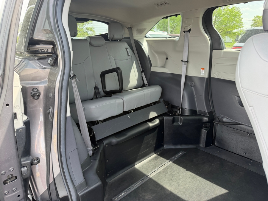 Used 2021 Toyota Sienna Hybrid Limited - BraunAbility Side Entry Entry Fold Out Automatic Ramp