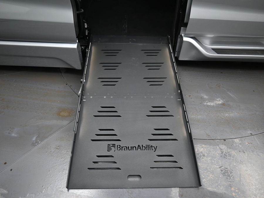 New 2025 Toyota Sienna Hybrid XLE Plus - BraunAbility Side Entry Entry Fold Out Automatic Ramp