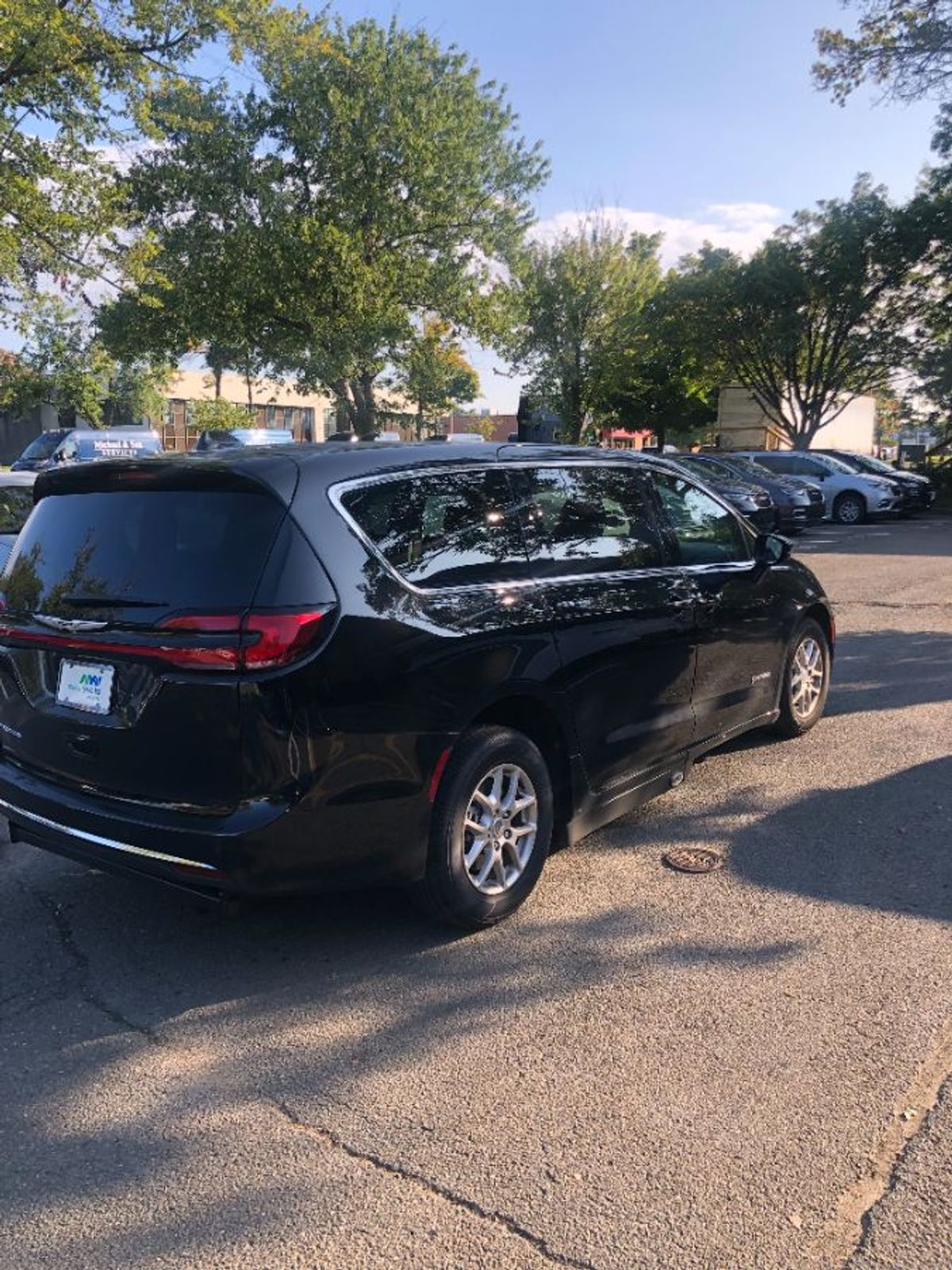Black Chrysler Pacifica image number 4