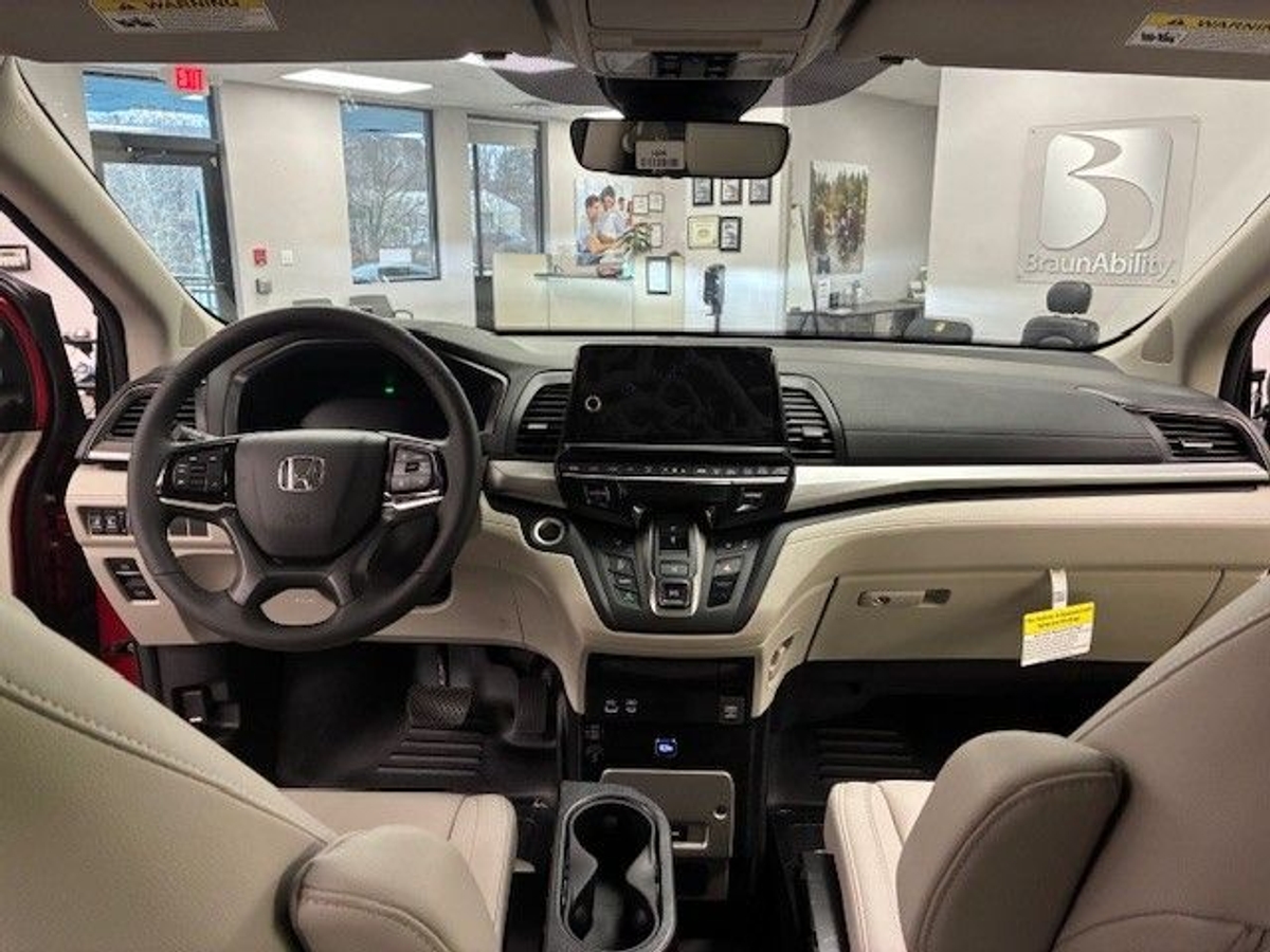 Red Honda Odyssey image number 5