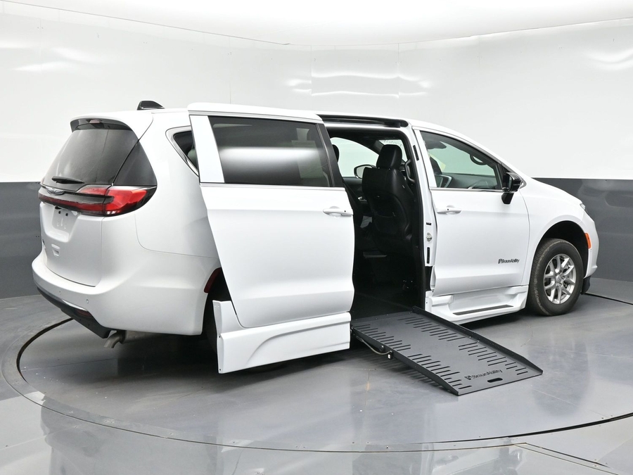 White Chrysler Pacifica image number 8