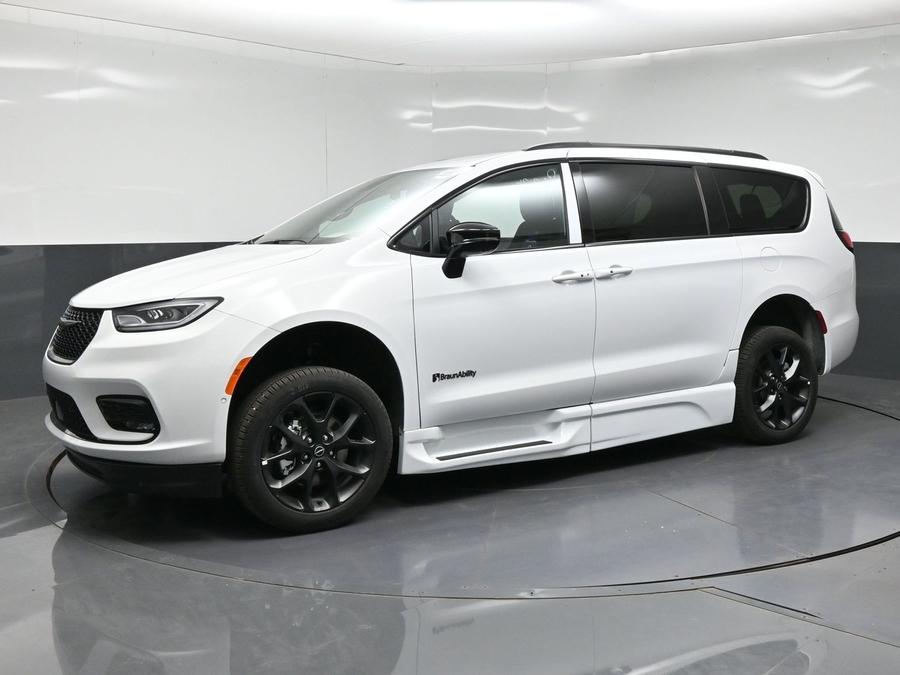 New 2026 Chrysler Pacifica Select Sport - BraunAbility Side Entry Fold Out Automatic Ramp