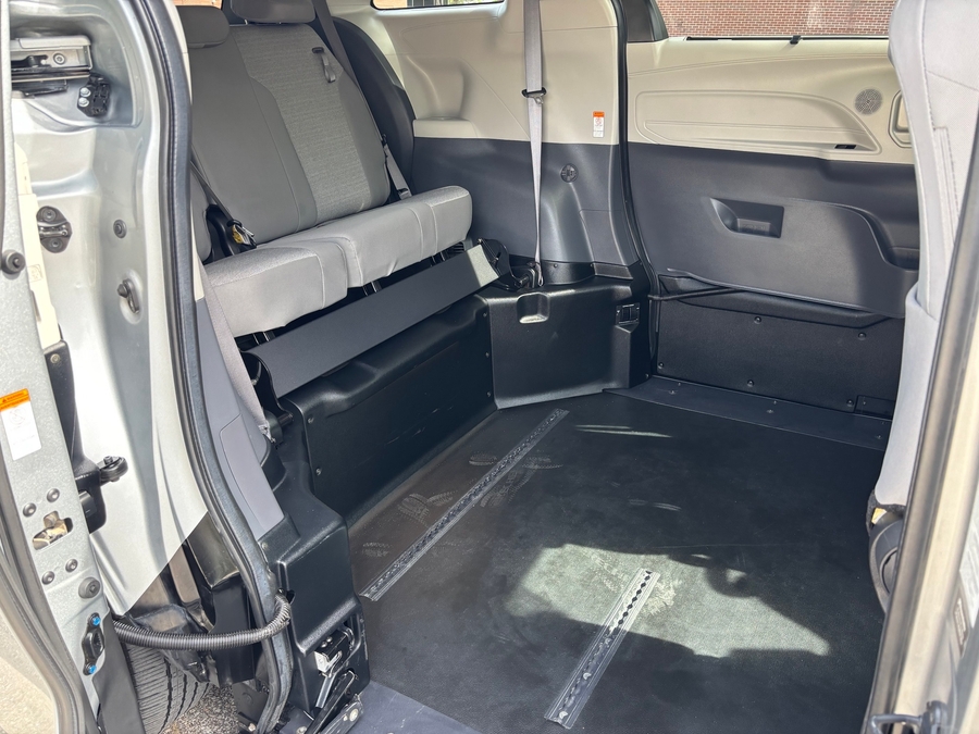 Used 2024 Toyota Sienna Hybrid LE - BraunAbility Side Entry Entry Fold Out Automatic Ramp