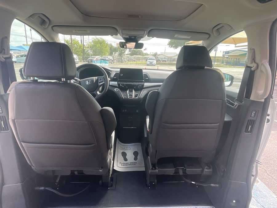 White Honda Odyssey image number 3