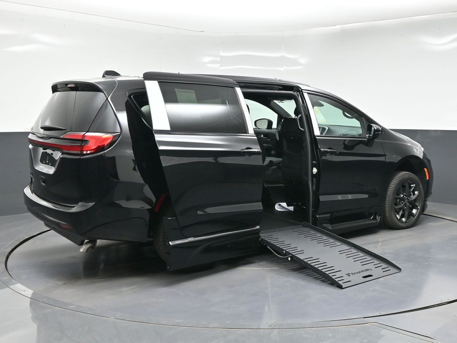 Black Chrysler Pacifica image number 6