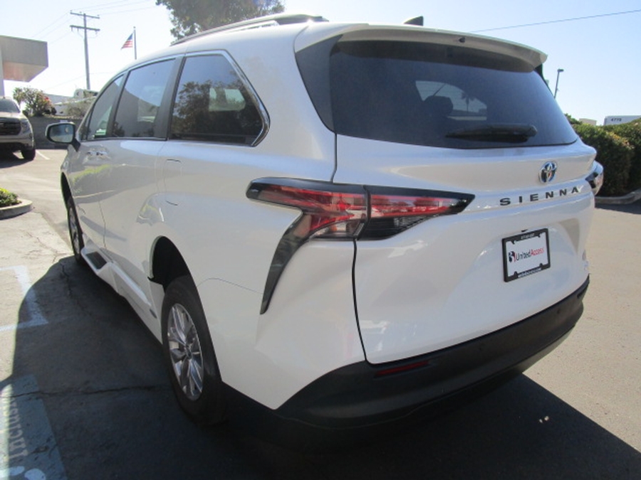 Used 2022 Toyota Sienna Hybrid XLE Base - BraunAbility Side Entry Entry Fold Out Automatic Ramp