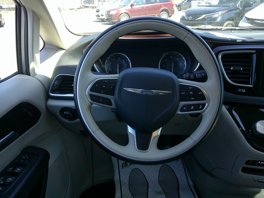 Silver Chrysler Pacifica image number 7