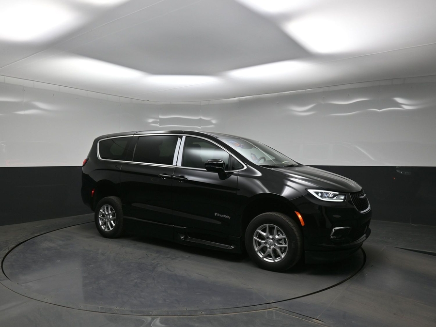 Black Chrysler Pacifica image number 16