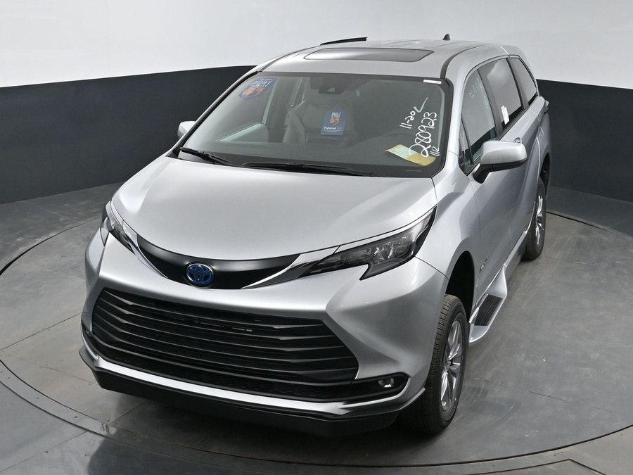 New 2025 Toyota Sienna Hybrid XLE Base - BraunAbility Side Entry Entry Fold Out Automatic Ramp