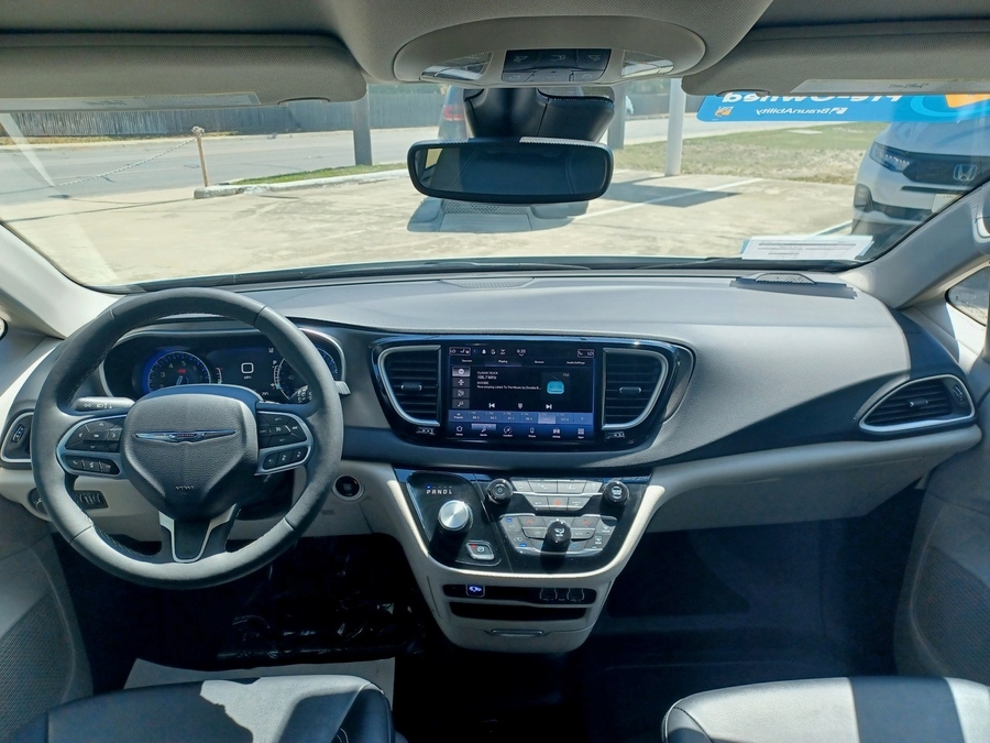 White Chrysler Pacifica image number 9